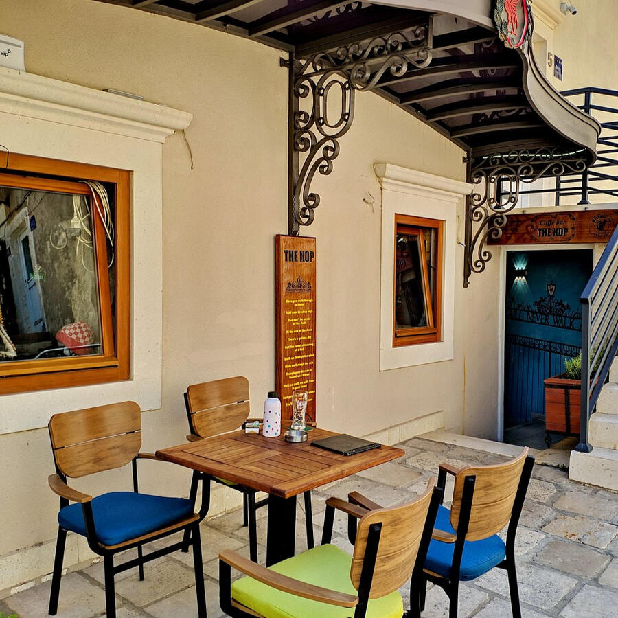 Bar next door to Lincun!