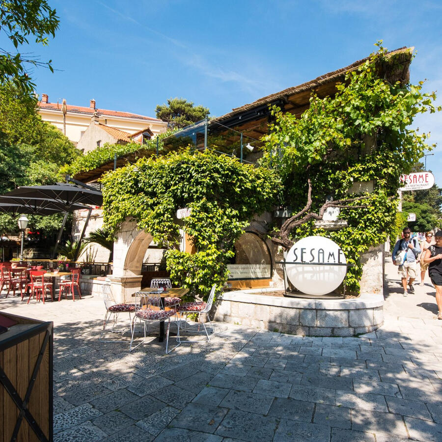 Nearest restaurant to Lincun!